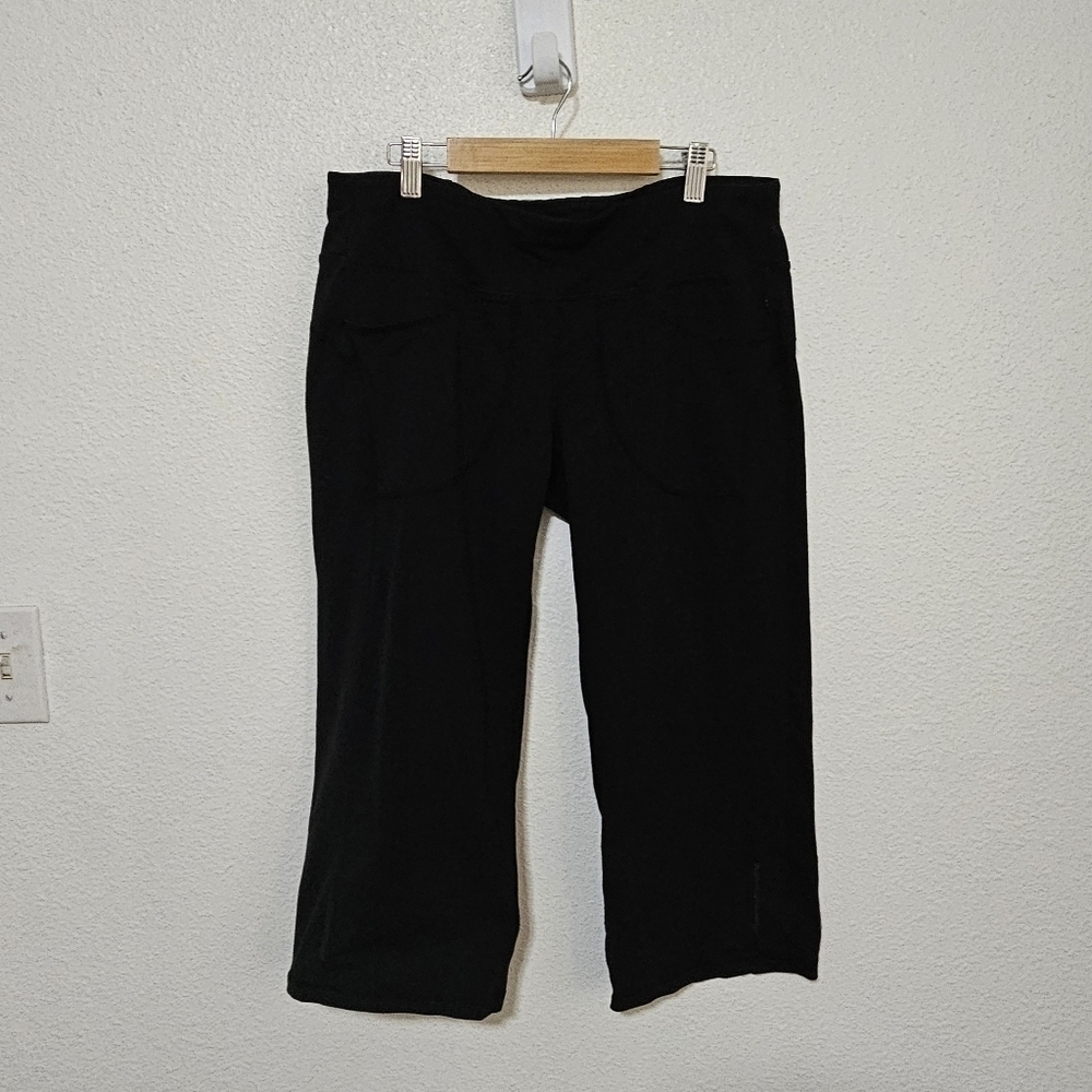 Athleta capri pants with front pockets and zip pocket back of pants size medium